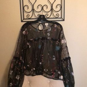 🛍 BEAUTIFUL BLACK FLORAL TOP.